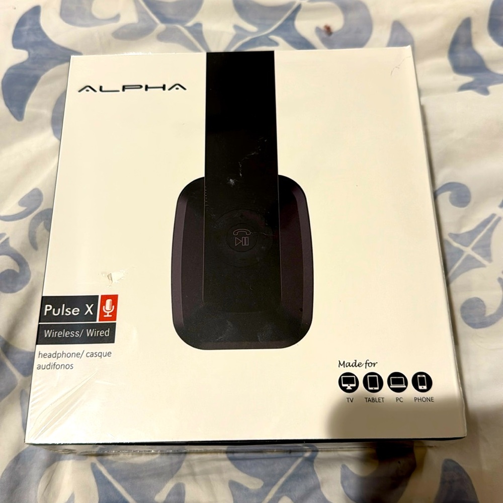 NIB Alpha black wireless pulse X headphones